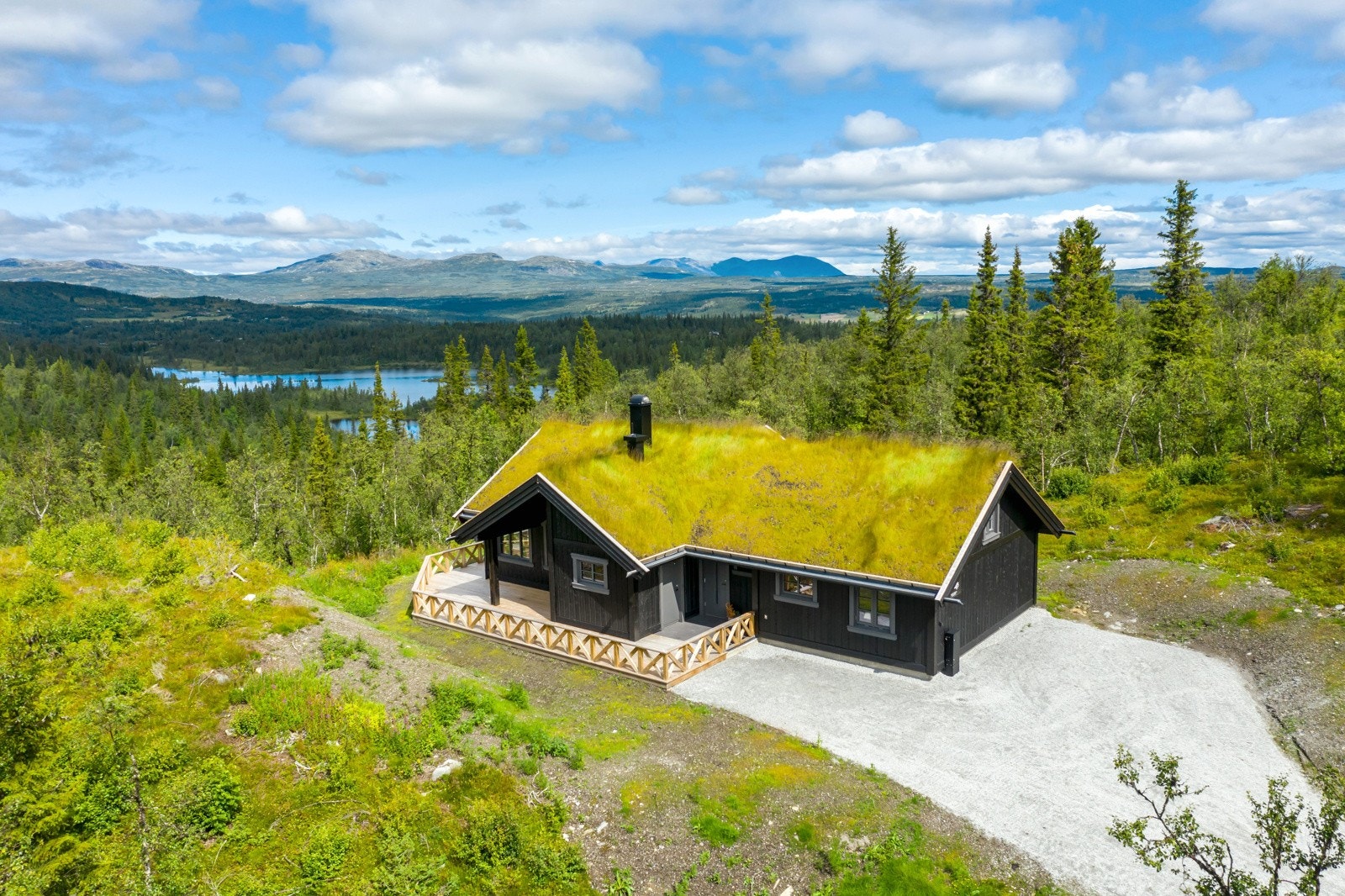 Privatmegleren Hallingdal v/ June Merete Langeland har gleden av å presentere en meget tiltalende hytte levert av Sletto Bygg, med flott beliggenhet i vakkert terreng like ved Liatoppen i Ål kommune! Galleribilde