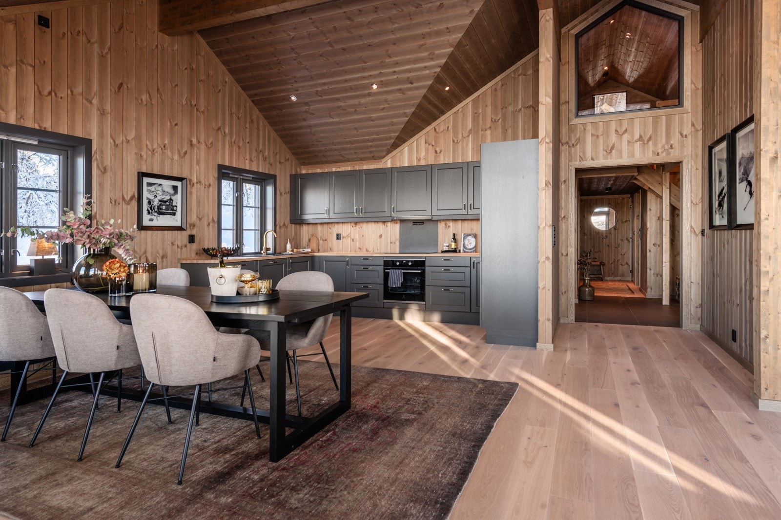 Kjøkkenet har godt med skap- og benkeplass, og er utstyrt med integrerte hvitevarer. Galleribilde