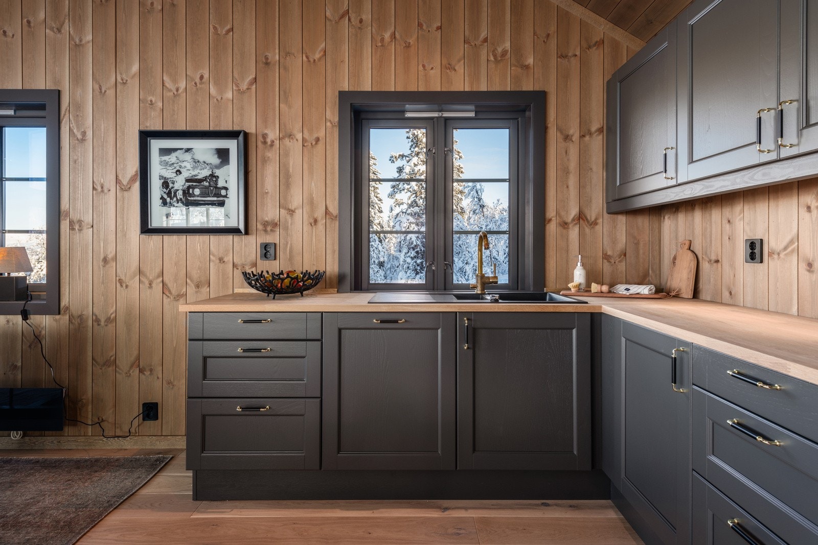 Inkludert hvitevarer: platetopp, stekeovn, oppvaskmaskin og kombiskap kjøl/frys. Galleribilde