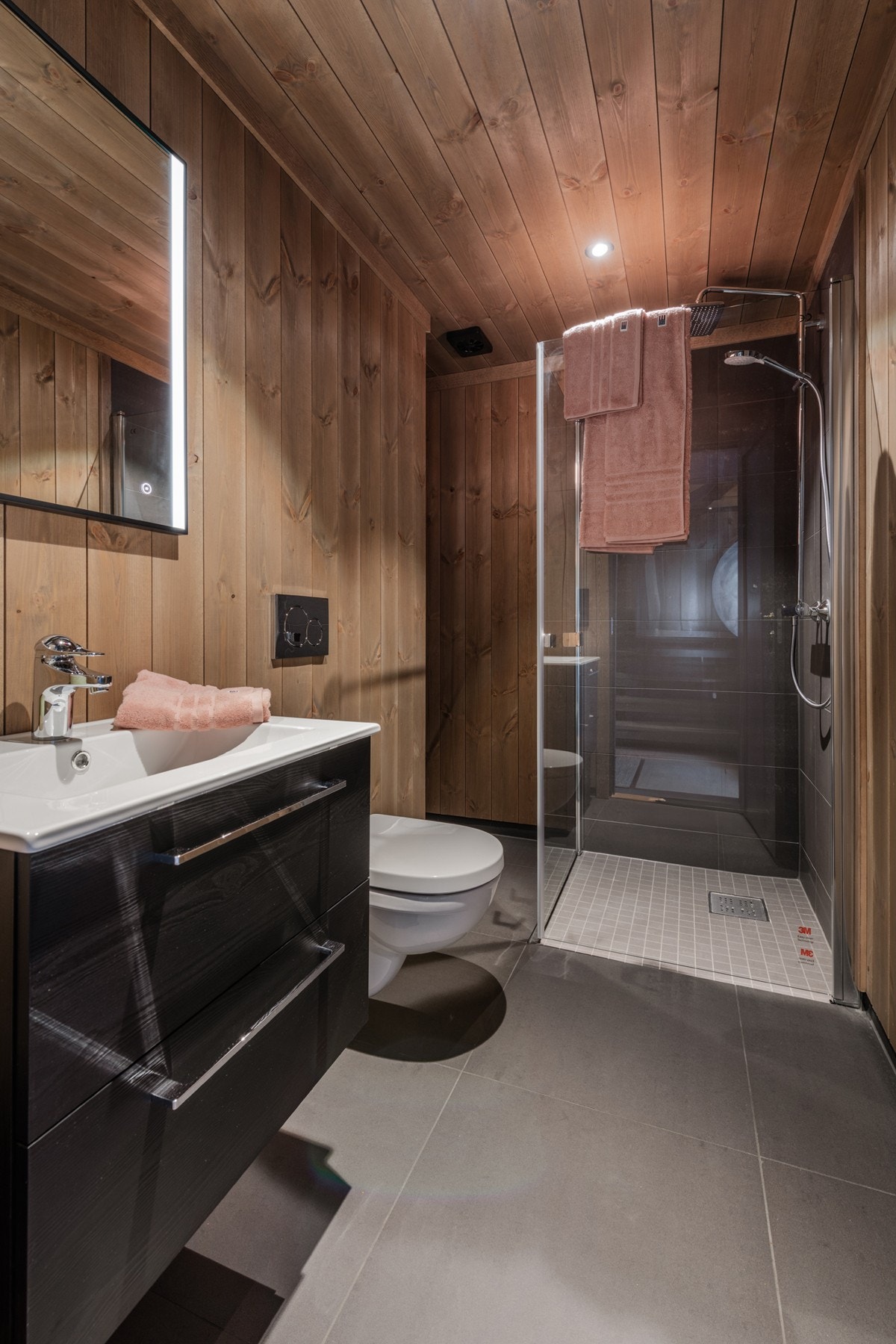 Det er totalt to bad i hytta, begge i første etasje. Galleribilde