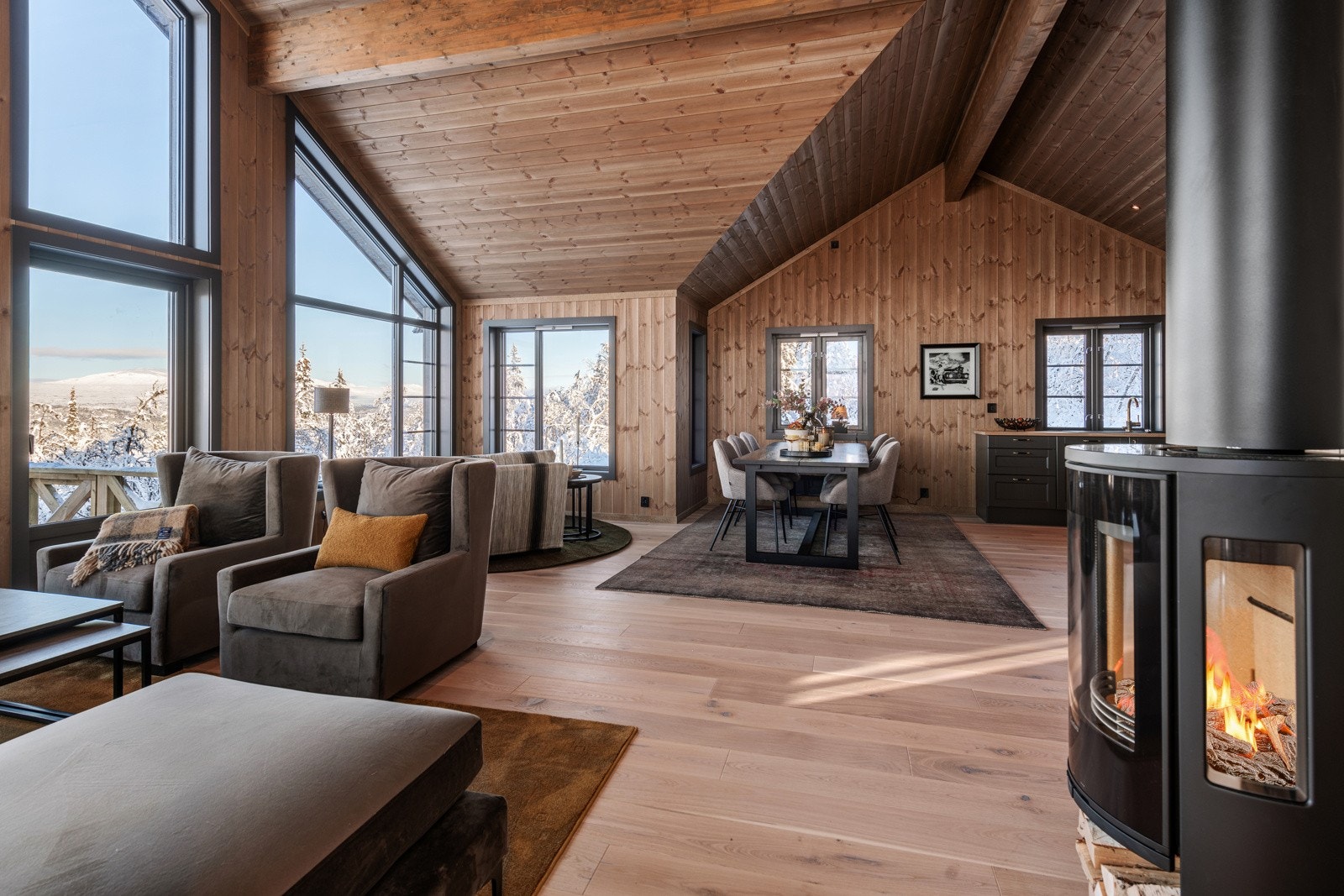 I stuen er det en flott peis som avgir godt med varme, og sørger for en lun atmosfære. Galleribilde