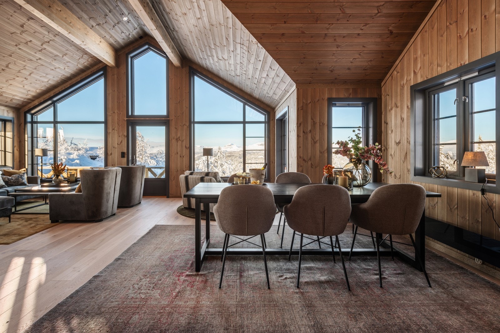 Stuen oppleves lys og luftig, med god plass til både sofagruppe og spisestue Galleribilde