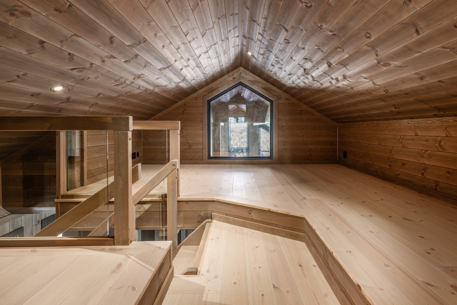 Stor hems med god plass til ekstra soveplasser eller TV-stue for barna. Galleribilde