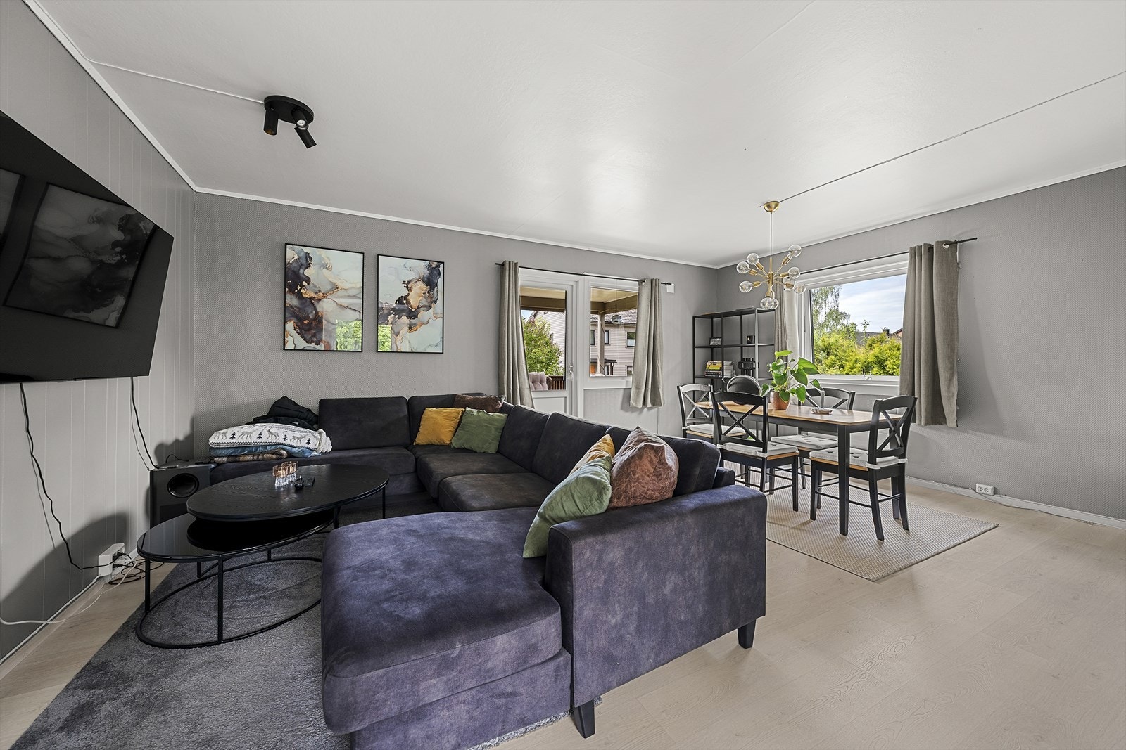 Lys og tidsriktig stue som lar seg enkelt møblere Galleribilde