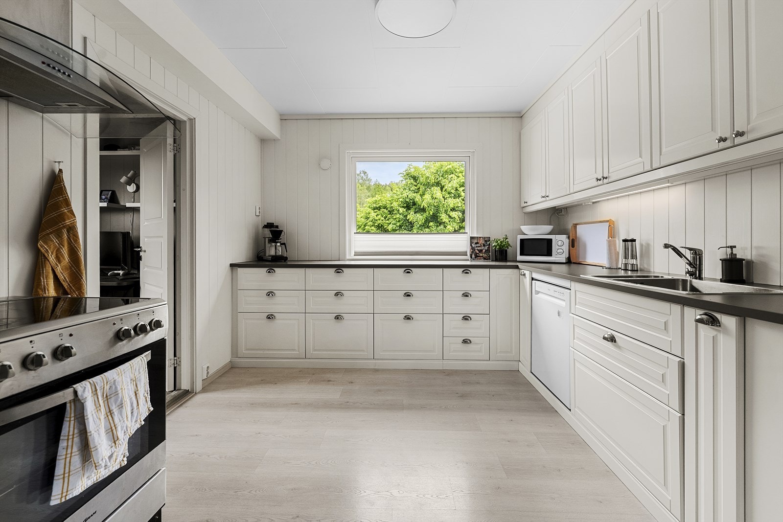 Det er avsatt plass i innredningen til komfyr, kjøleskap, oppvaskmaskin og vaskemaskin Galleribilde