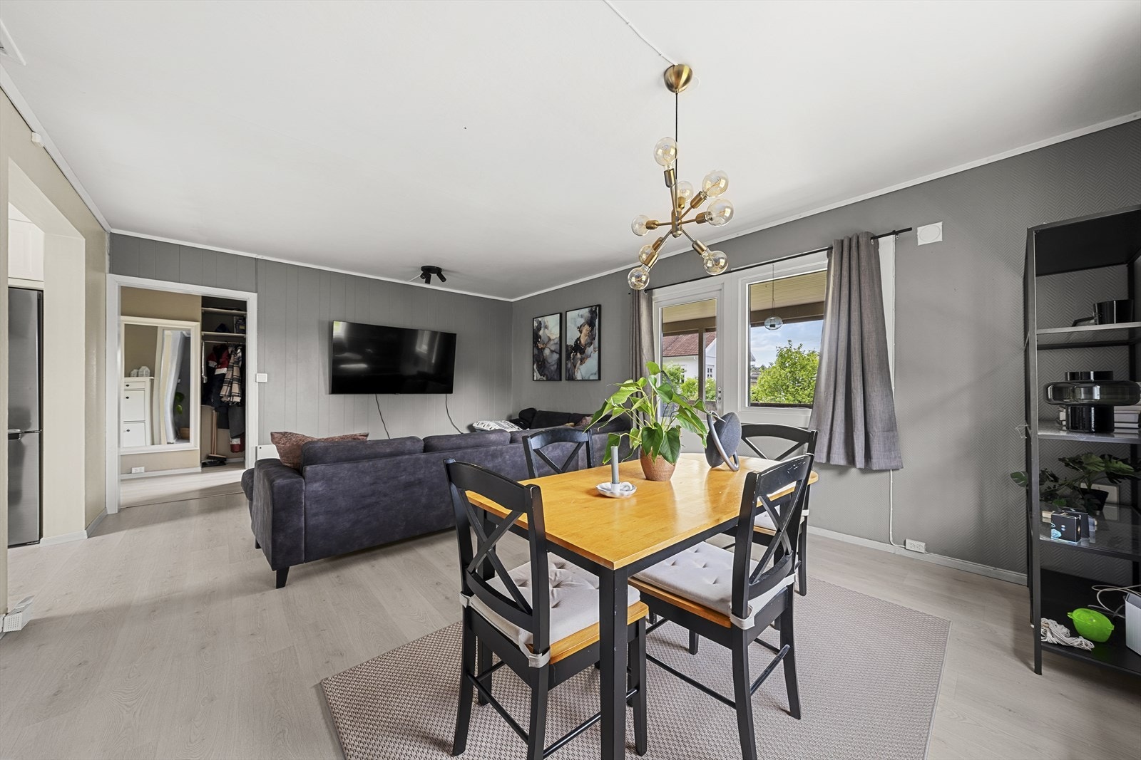 Fra stuen er det utgang til solrik veranda Galleribilde