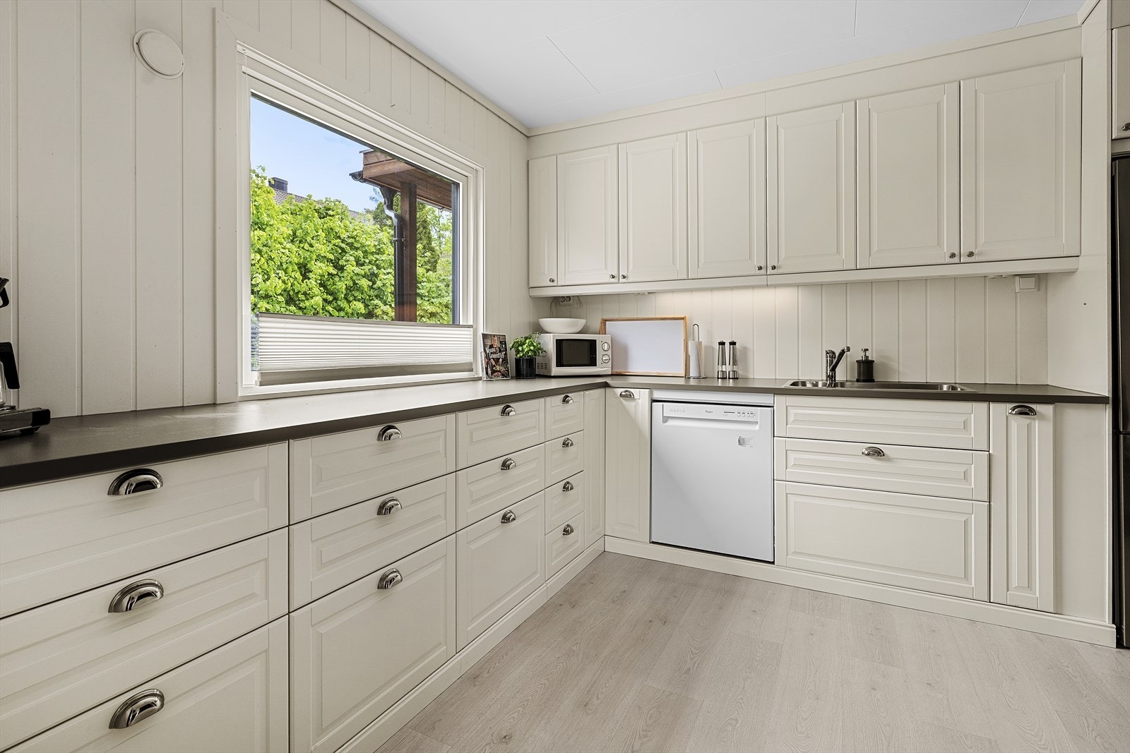 Det er godt med skap- og benkeplass. Videre så er det god arbeidsplass på kjøkkenbenk Galleribilde