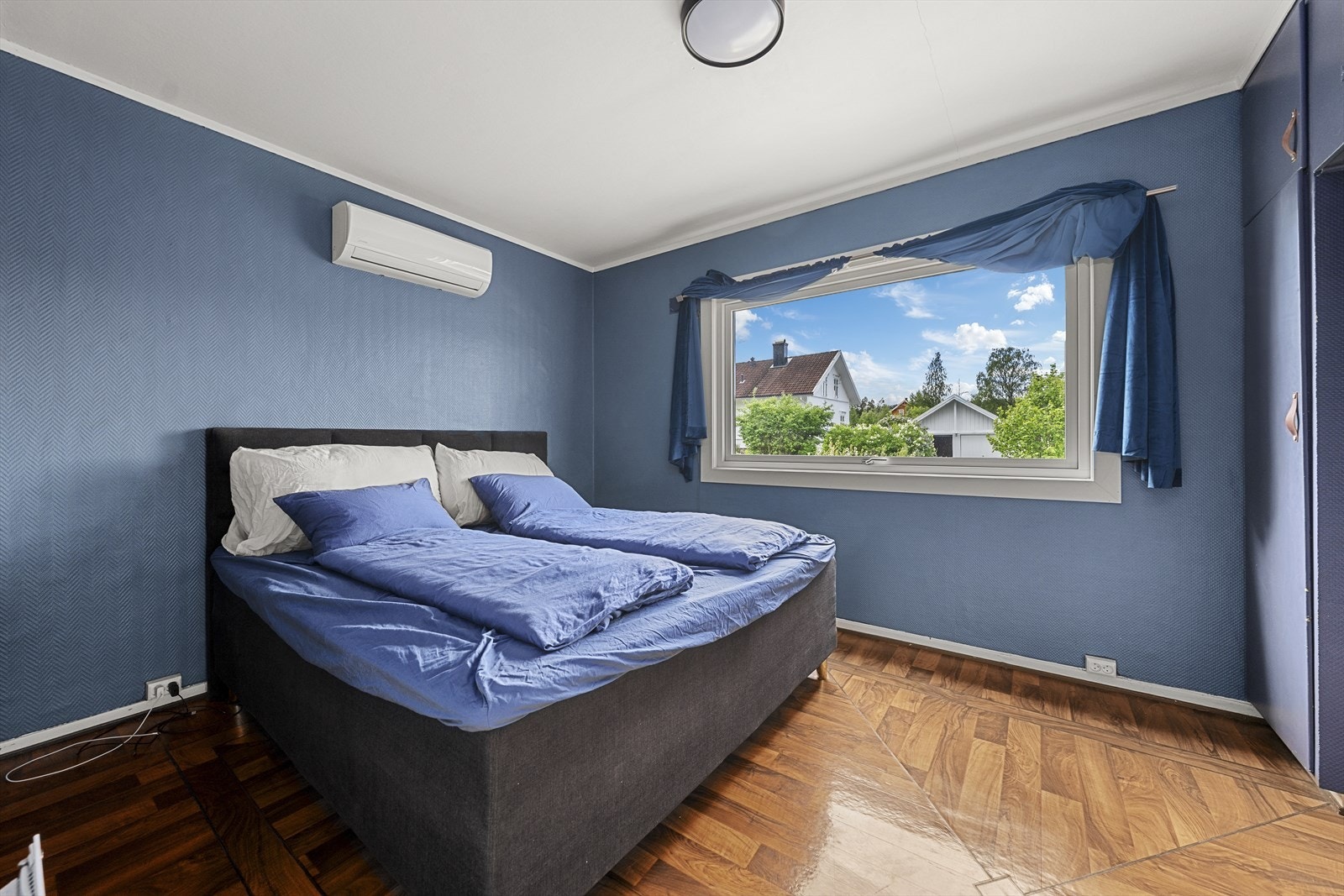 Romslig hovedsoverom med plass til dobbeltseng, nattbord og garderobeløsning Galleribilde