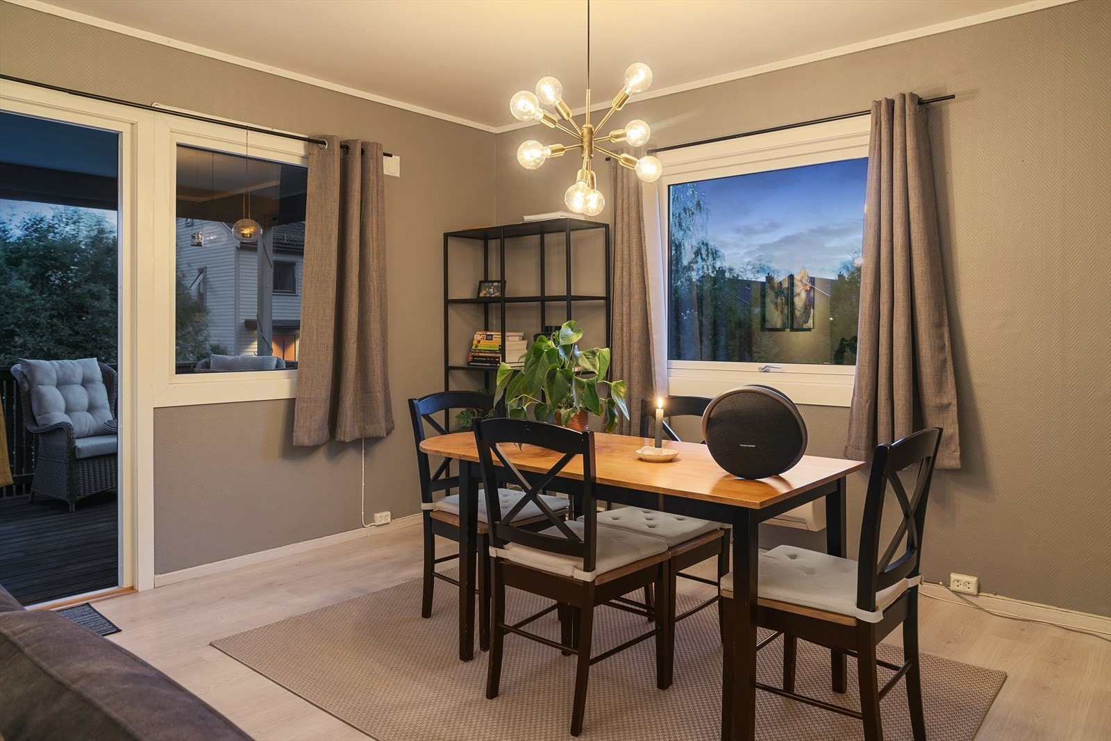 Plass til spisebord og tilhørende stoler Galleribilde