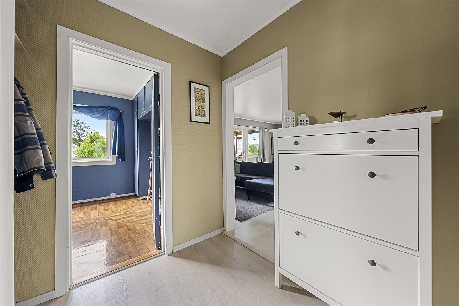 Lys og romslig entré hvor du trer inn fra felles trappegang, velkommen inn! Her er det god plass til å sette fra seg alt av sko, jakker og annet yttertøy Galleribilde