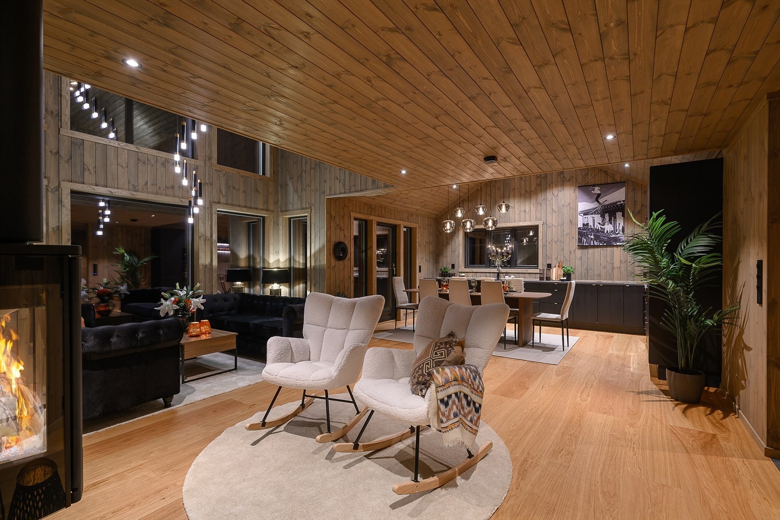 Upåklagelig stemning i oppholdsrommet som selvfølgelig er det naturlige samlingspunktet i hytta. Åpent, sosialt og romslig! Galleribilde