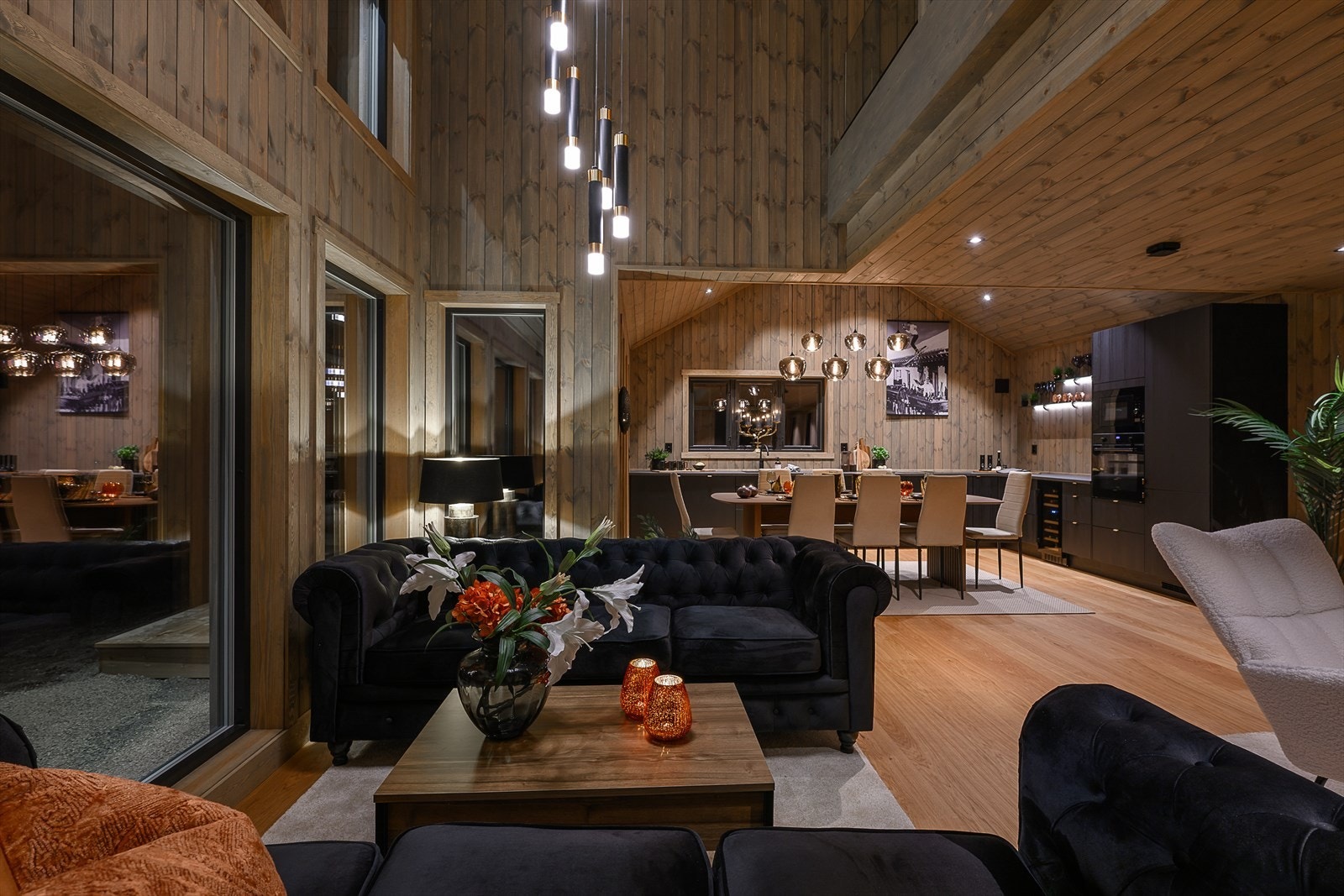 Det er fin kontakt mellom stue og kjøkken og åpent opp til deler av loftstua. Det er en gjennomtenkt og helhetlig stil i hytta som skaper en harmonisk og god atmosfære. Galleribilde