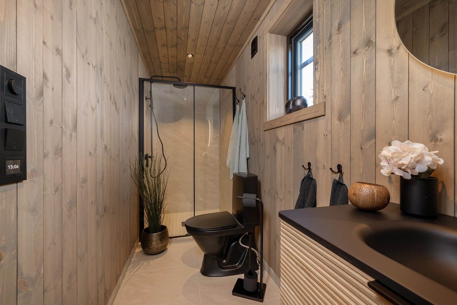 De andre badet er i samme smakfulle utførelse med fliser som harmonerer godt med fargene på veggene, baderomsmøbel fra Lind og ellers lekre detaljer. Galleribilde