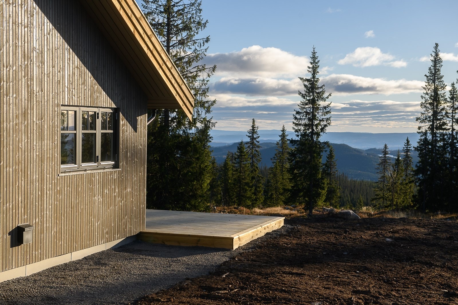 Tilrettelagt for å nyte sola i hytteveggen. Romslig platting. Flott utsikt. Området er under utvikling og det skal bygges hytte på nabotomten. Galleribilde
