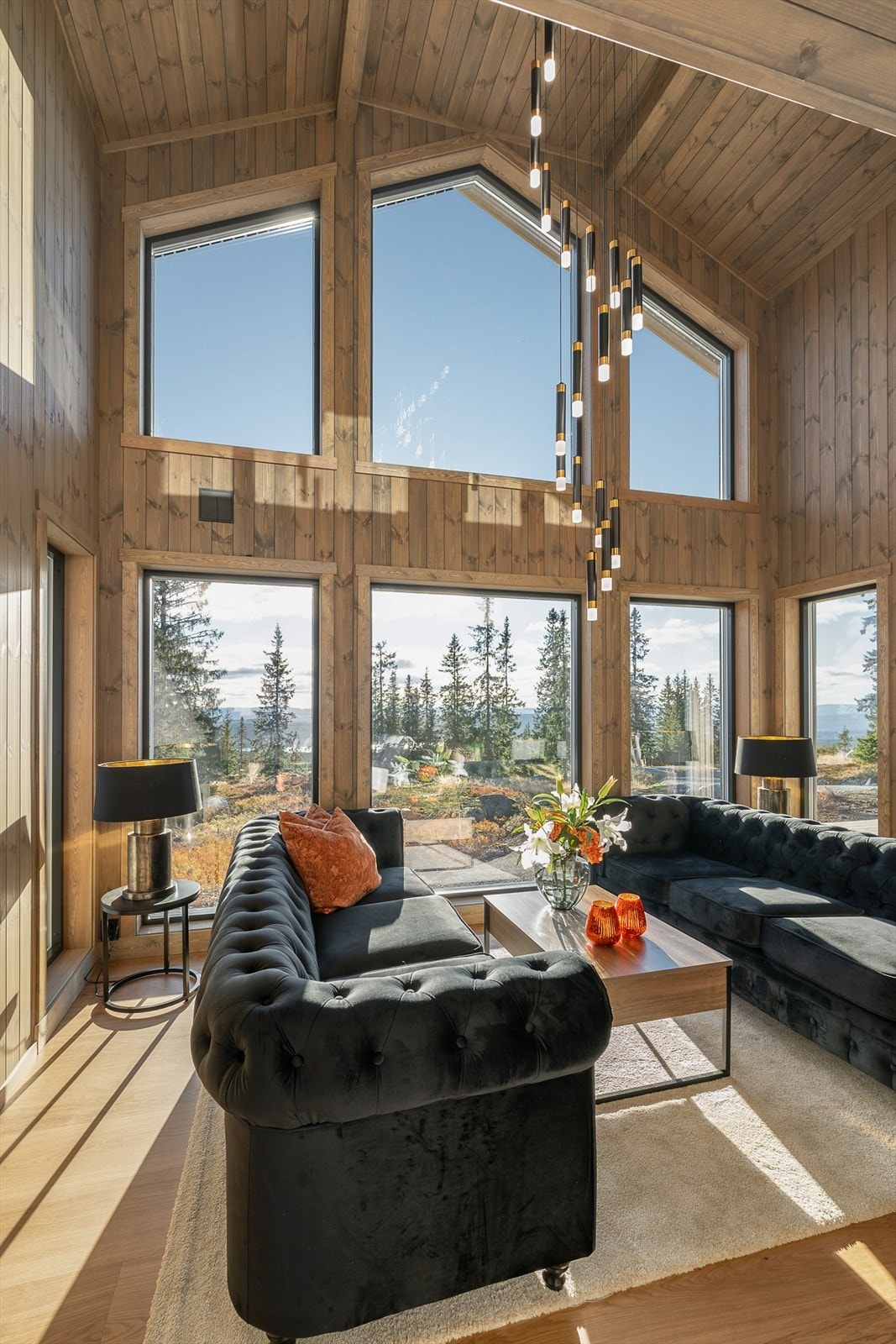 Stuen har en takhøyde på hele 4,90! Galleribilde