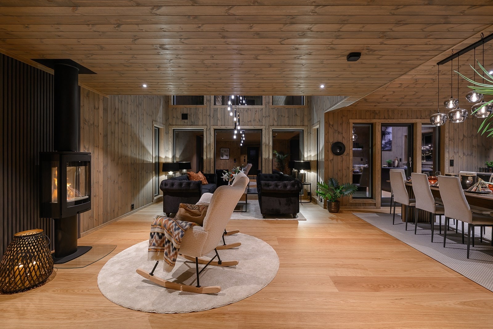 Peiskos gir en helt egen stemning. Peisvonen er smart plassert og sørger for den ekstra gode varmen. I tillegg er det gulvvarme i stue/kjøkken, gangen og begge badene. Galleribilde