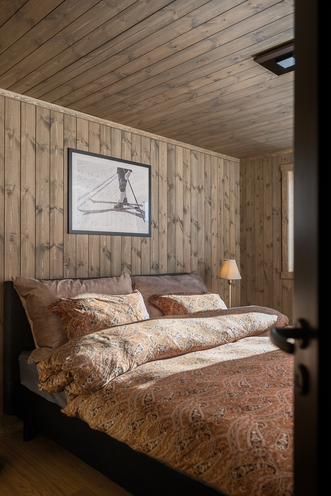 Også soverommene har samme gjennomførte og helhetlige fargeprofil som resten av hytta. Galleribilde