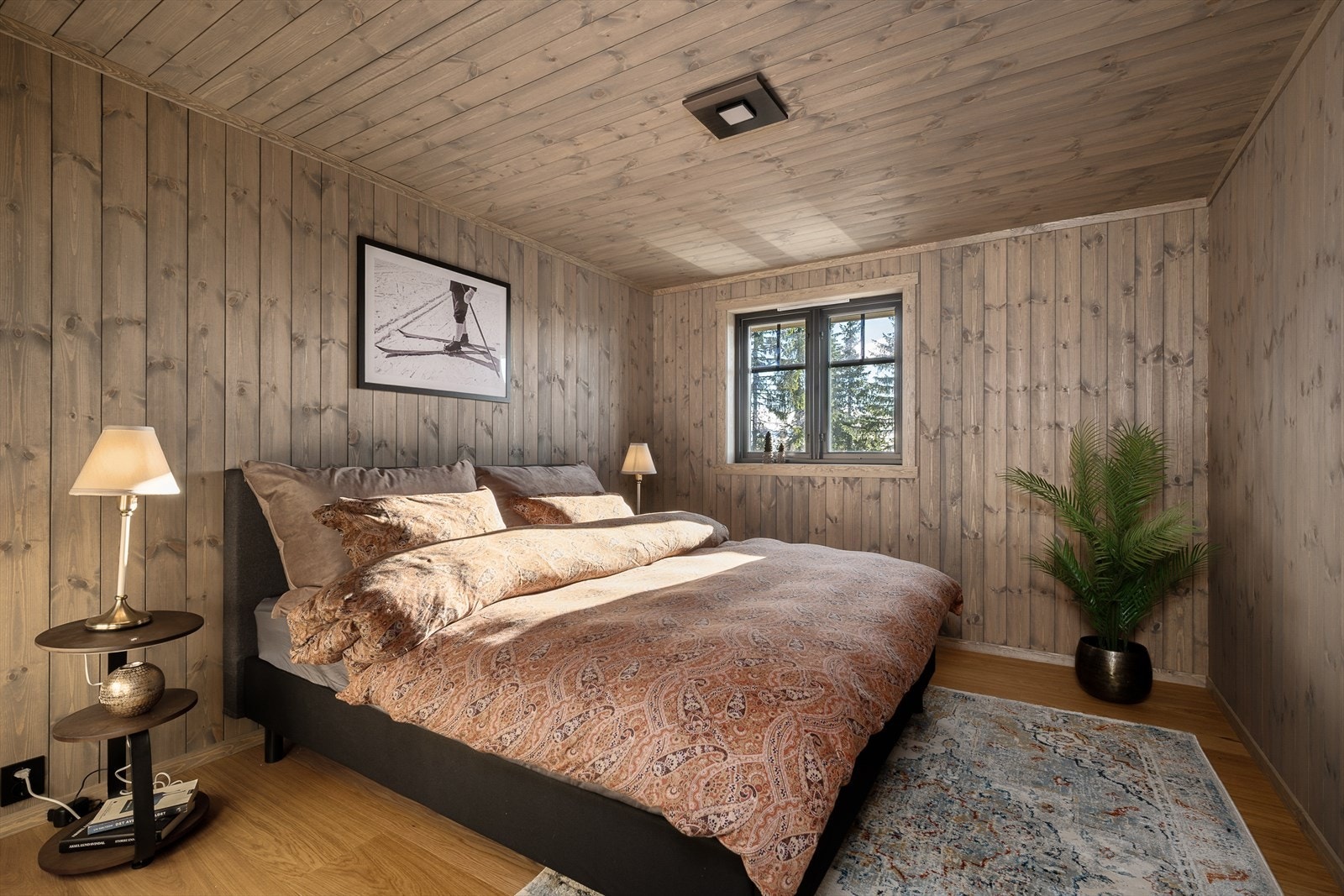 Romslig hovedsoverom med plass til dobbeltseng. Galleribilde