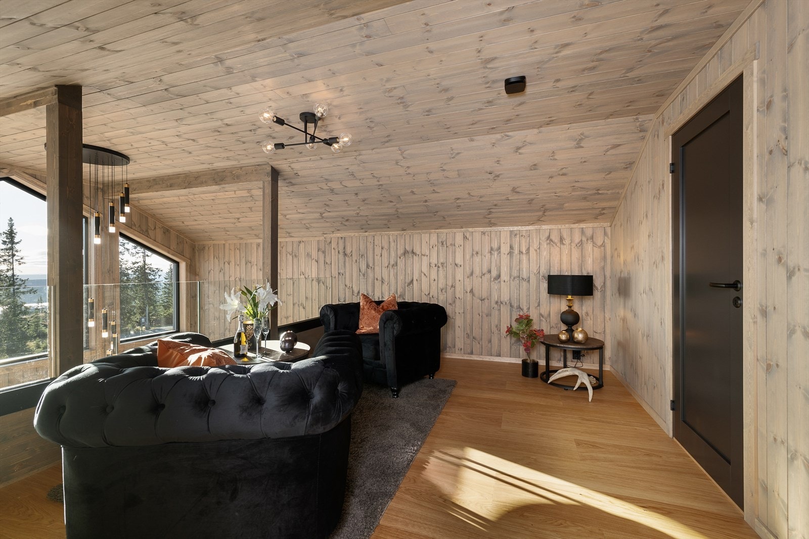 Hyggelig loftstue der det er åpent ned til oppholdsrommet i hytta. Fantastisk utsikt kan nytes herfra. Herlig lys flommer inn gjennom de store vinduene. Galleribilde