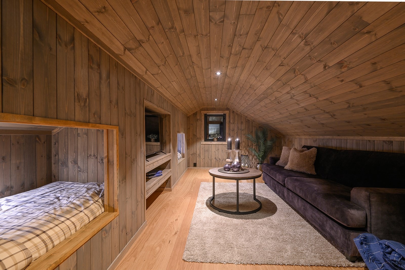 De plassbygde barnesengene har stemningsfull lyssetting. Galleribilde