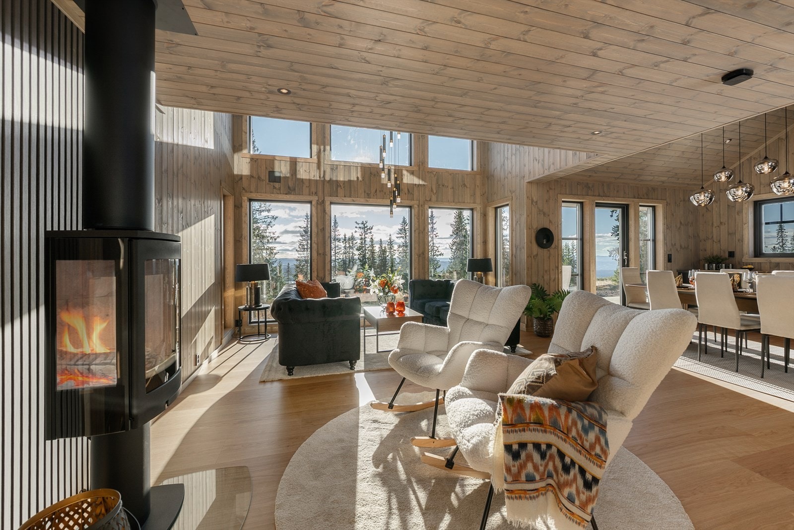 På de solrike dagene flommer lyset inn i hytta. Galleribilde