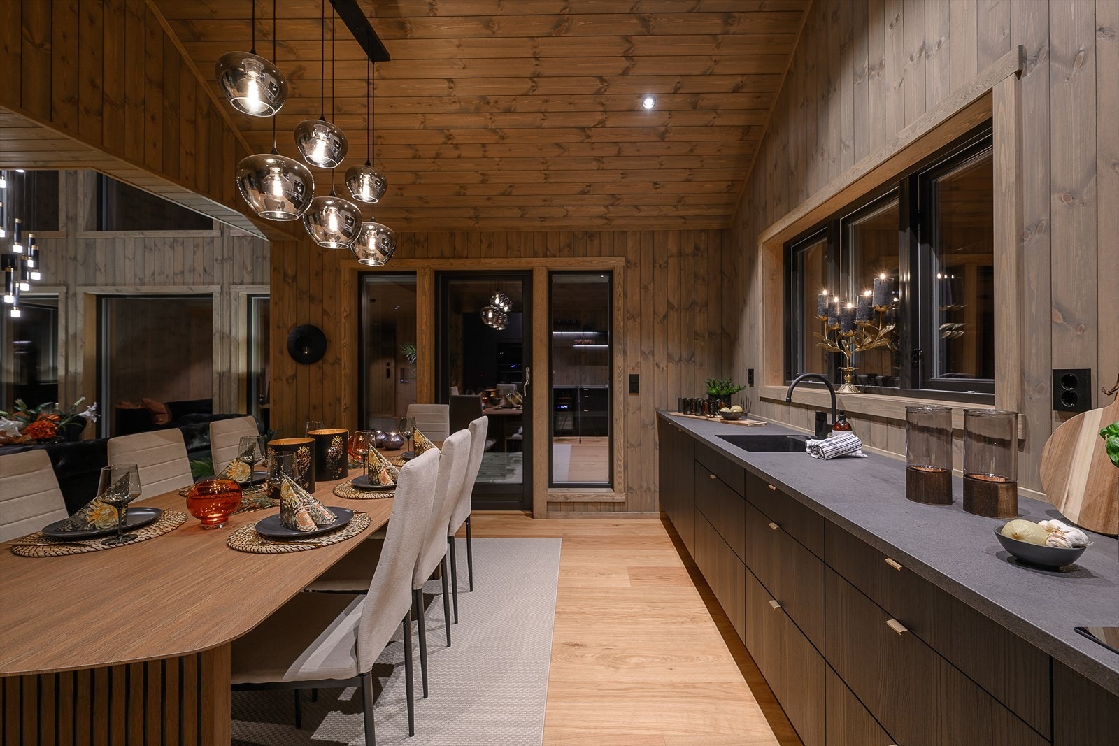 Integrerte hvitevarer i kjøkkenet med 7 års garanti. De svarte frontene står fint til det øvrige materialvalget og gir et tidløst uttrykk. Galleribilde