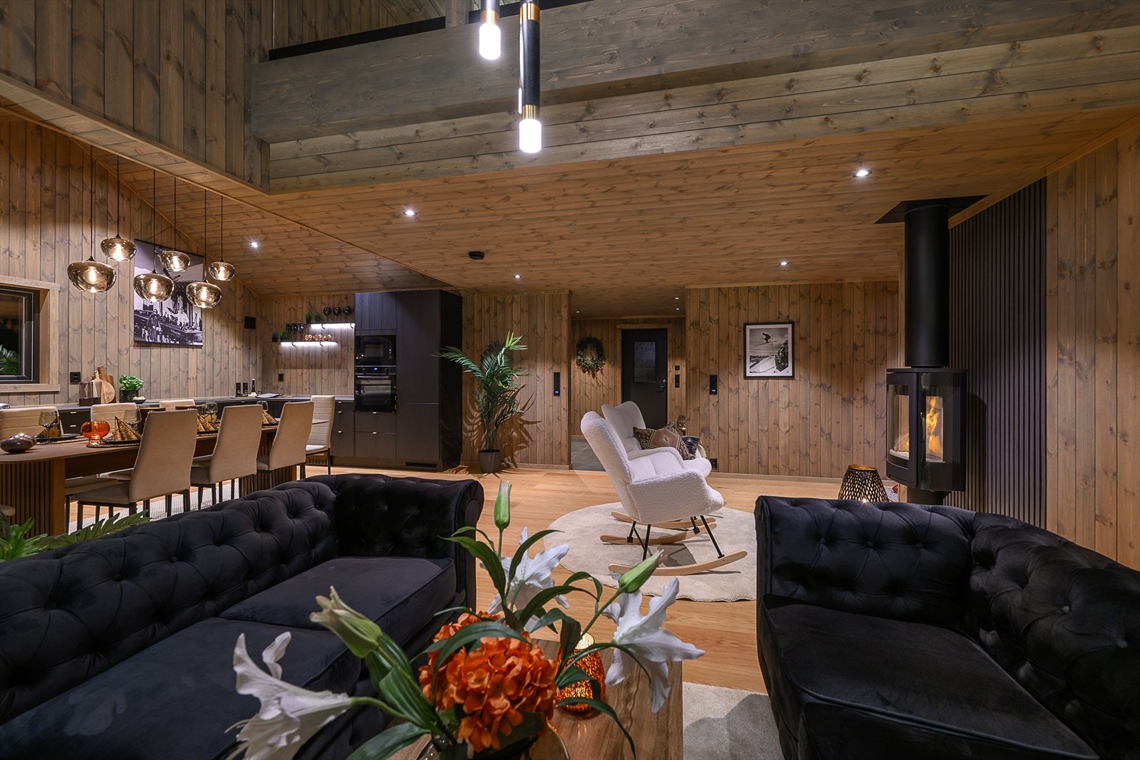 Både i kjøkkenavdelingen og over salongen er det meget god takhøyde. Sammen med de store vindusflaten gir dette en utrolig god romfølelse. Galleribilde