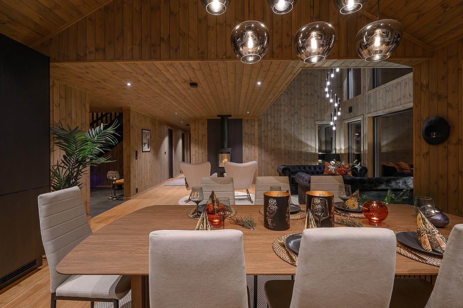 Spiseplassen er viktig på hytta. Lange frokoster og hyggelige middager med lave skulder og god tid! Galleribilde