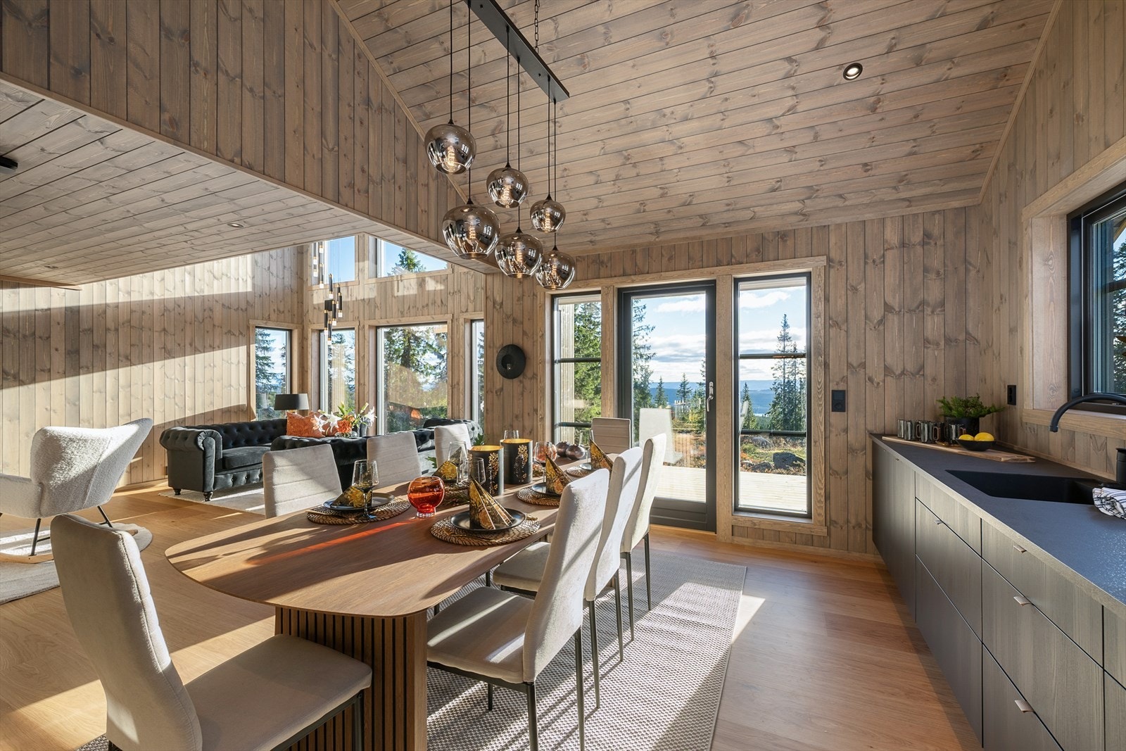 Fra kjøkkenet er det utgang til en lun og hyggelig platting med fin ettermiddags-og kveldssol. Galleribilde