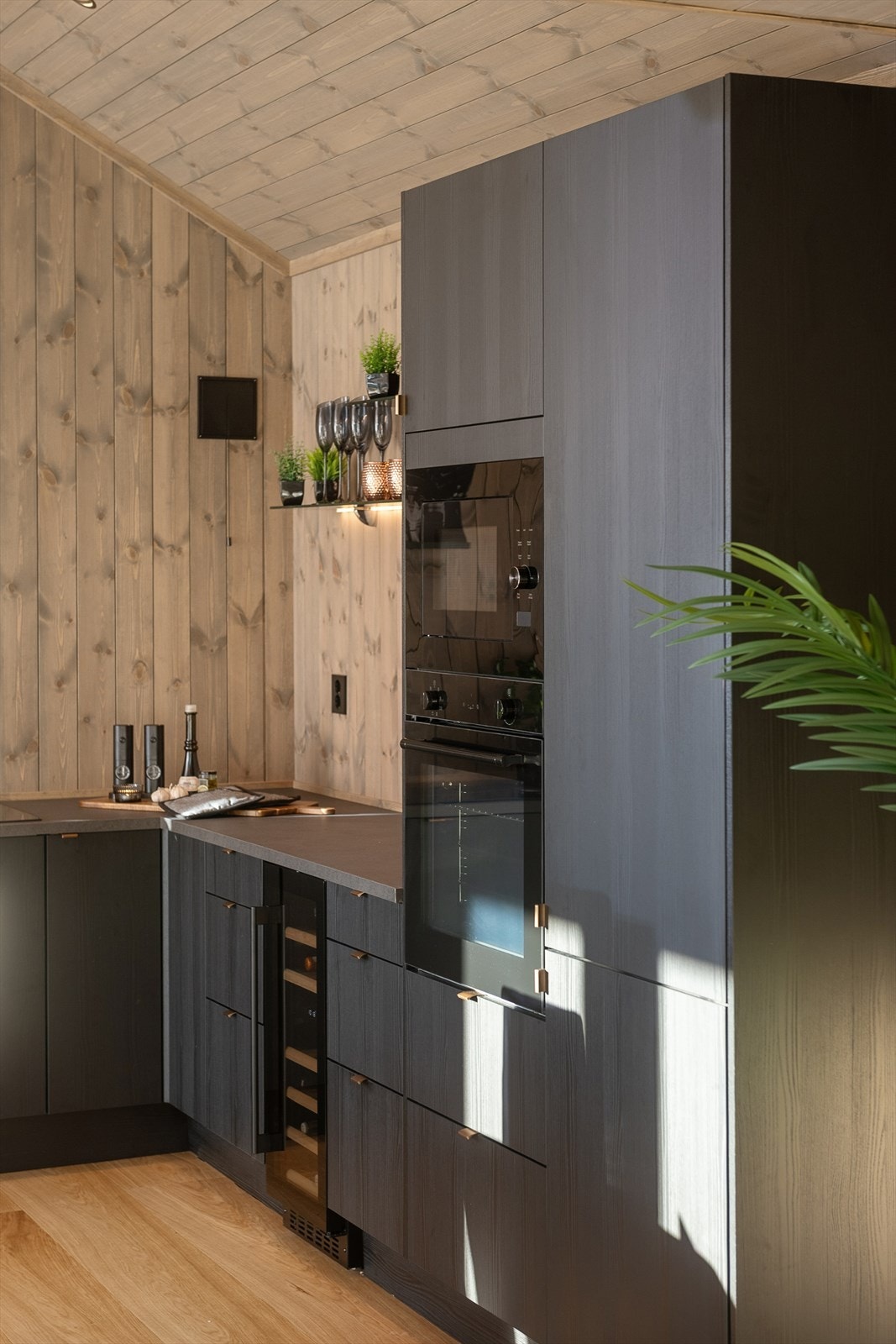 Detaljer som løfter inntrykket og gir det lille ekstra. Vinskap er integrert i innredningen på kjøkenet i tillegg til oppvaskmaskin, 2 stekeovner kjøl/frys og koketopp med avtrekksvifte. Galleribilde