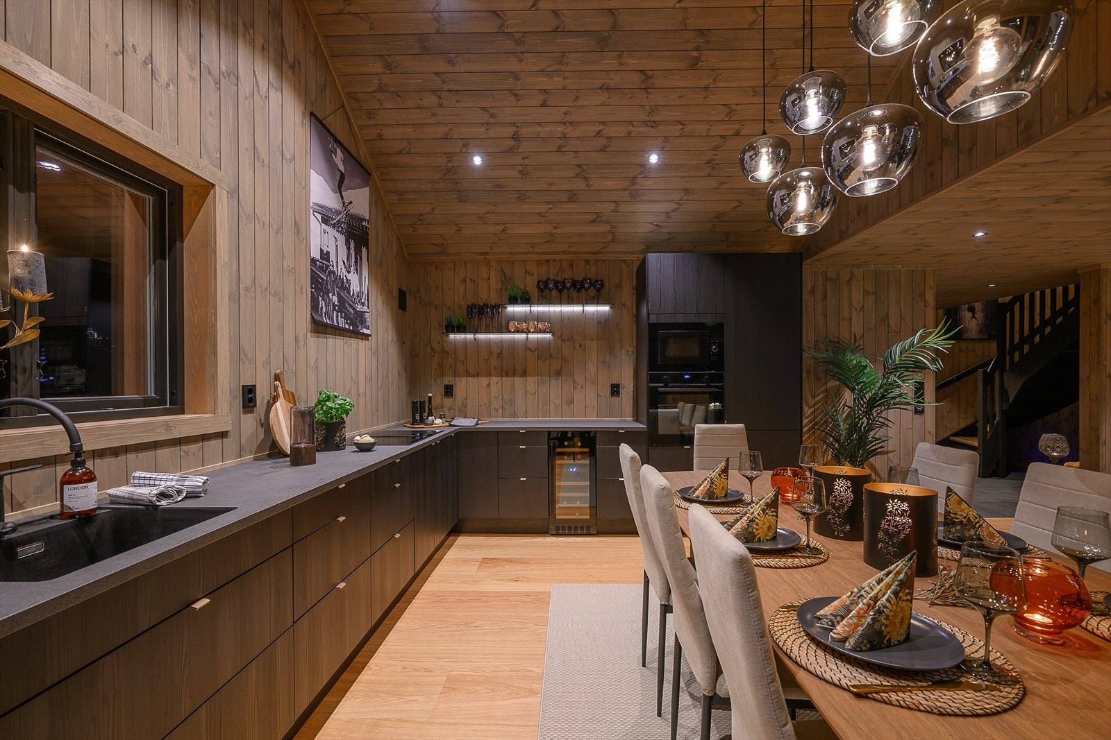 Elegant kjøkken i stram og moderne stil. Rikelig med både oppbevaring, raus benkeplass. Galleribilde