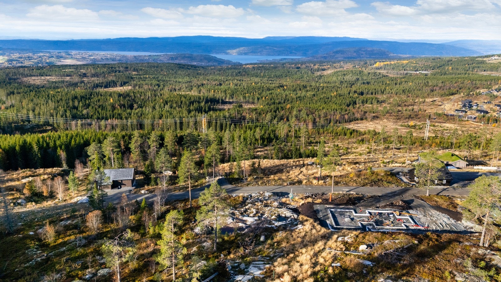 Det tillates oppført 3 bygninger pr tomt. En hytte og to sidebygninger (anneks, uthus og garasje). Galleribilde