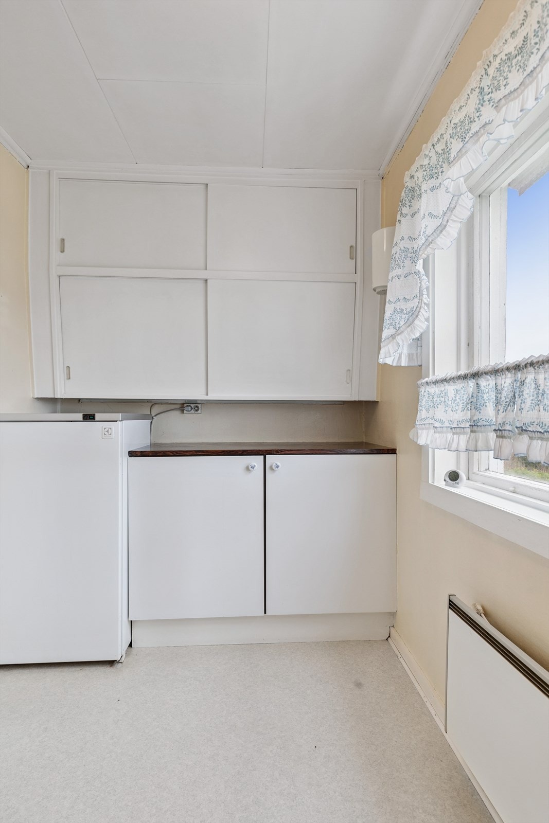 Det er godt med oppbevaringsplass i over- og underskap, samt plass til kjøleskap. Galleribilde