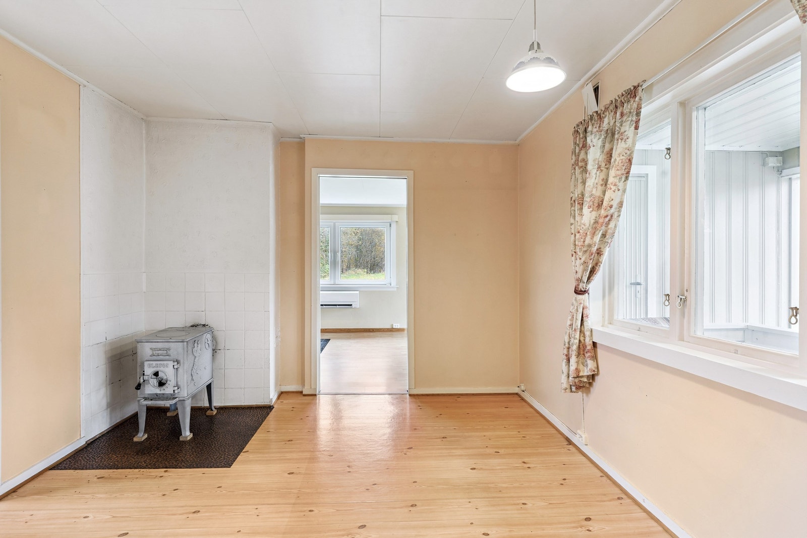 Plass til et stort spisebord, der vedovnen bidrar til både varme og lun stemning. Innenfor ligger hovedstua. Galleribilde