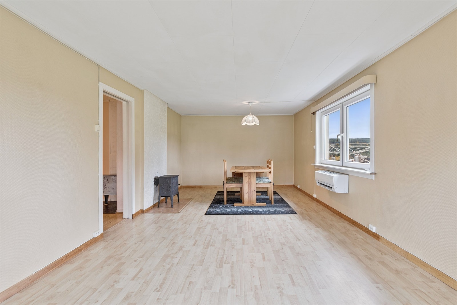 Rommet har en god lengde som gir fleksible muligheter for møblering. PVC-vindu er skiftet samtidig med ny ytterkledning, etter 1990. Galleribilde