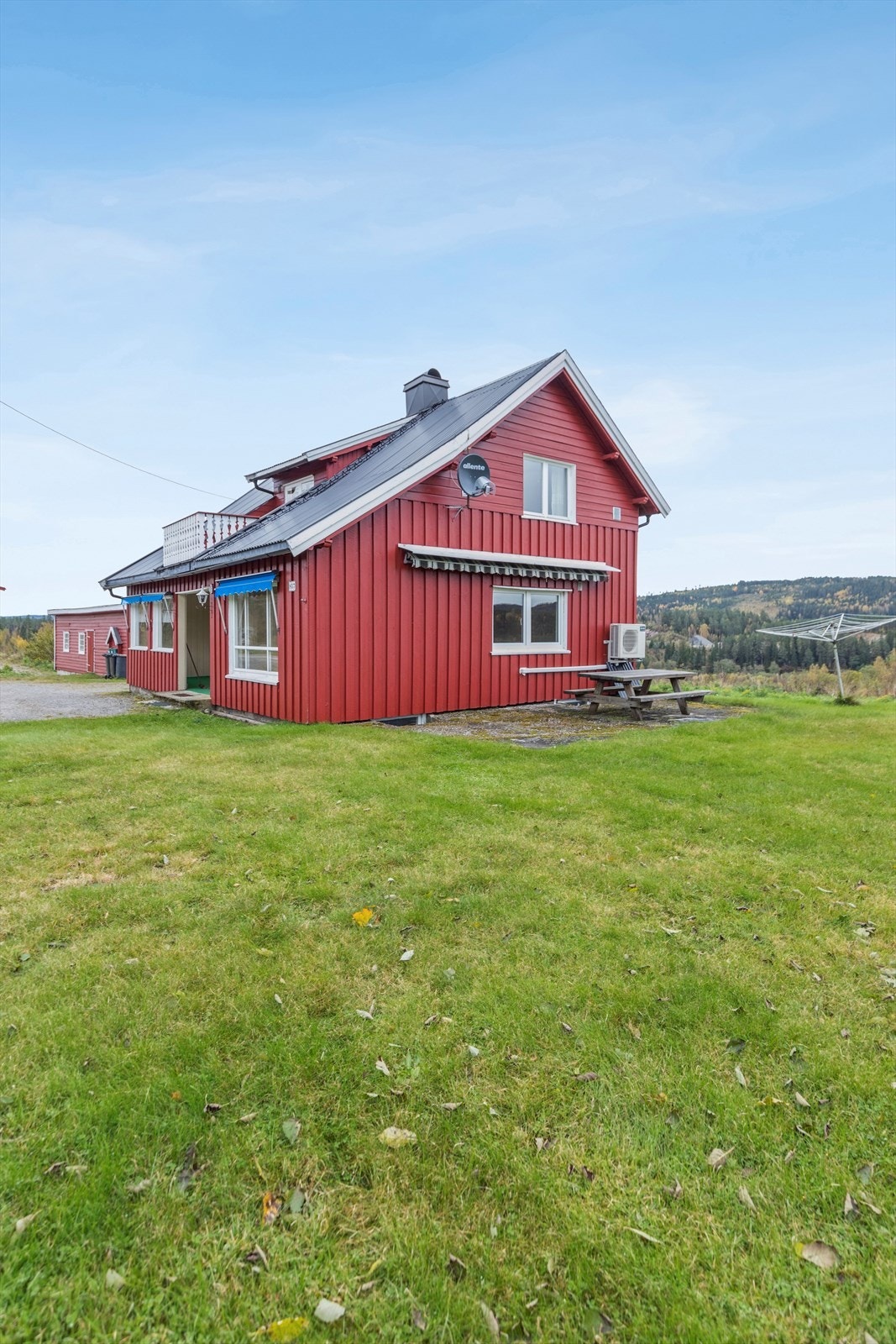 Uteplass med platting mot sør. Parkeringsmuligheter mot vest(foran) og mellom bygningene. Interessenter må være oppmerksomme på at tomtegrensen mot øst går like inntil husveggen. (Bilde med fasader mot sør og vest) Galleribilde