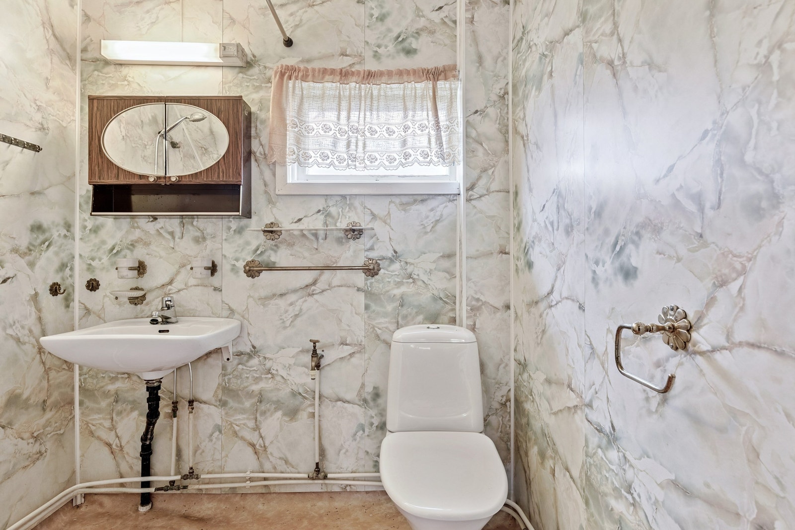 Badet ligger i 2. etasje, og har eldre overflater med baderomsplater på veggene samt gulvbelegg. Galleribilde