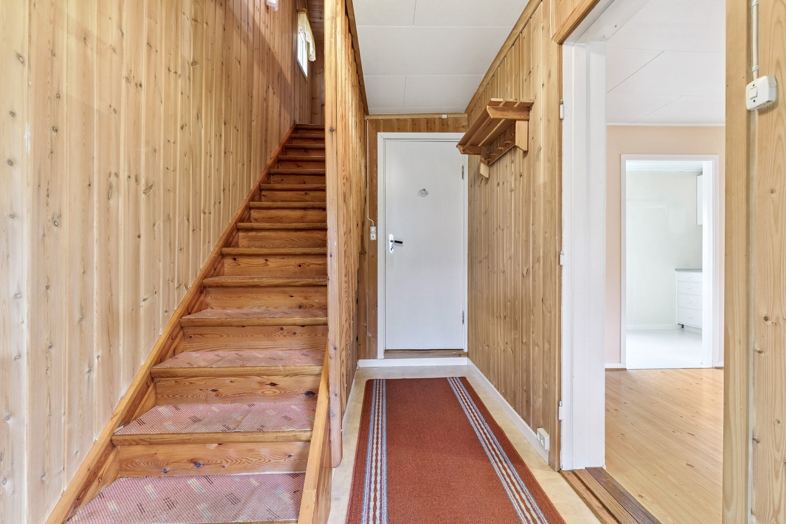 Trappen i tre fører opp til boligens andre etasje. Galleribilde