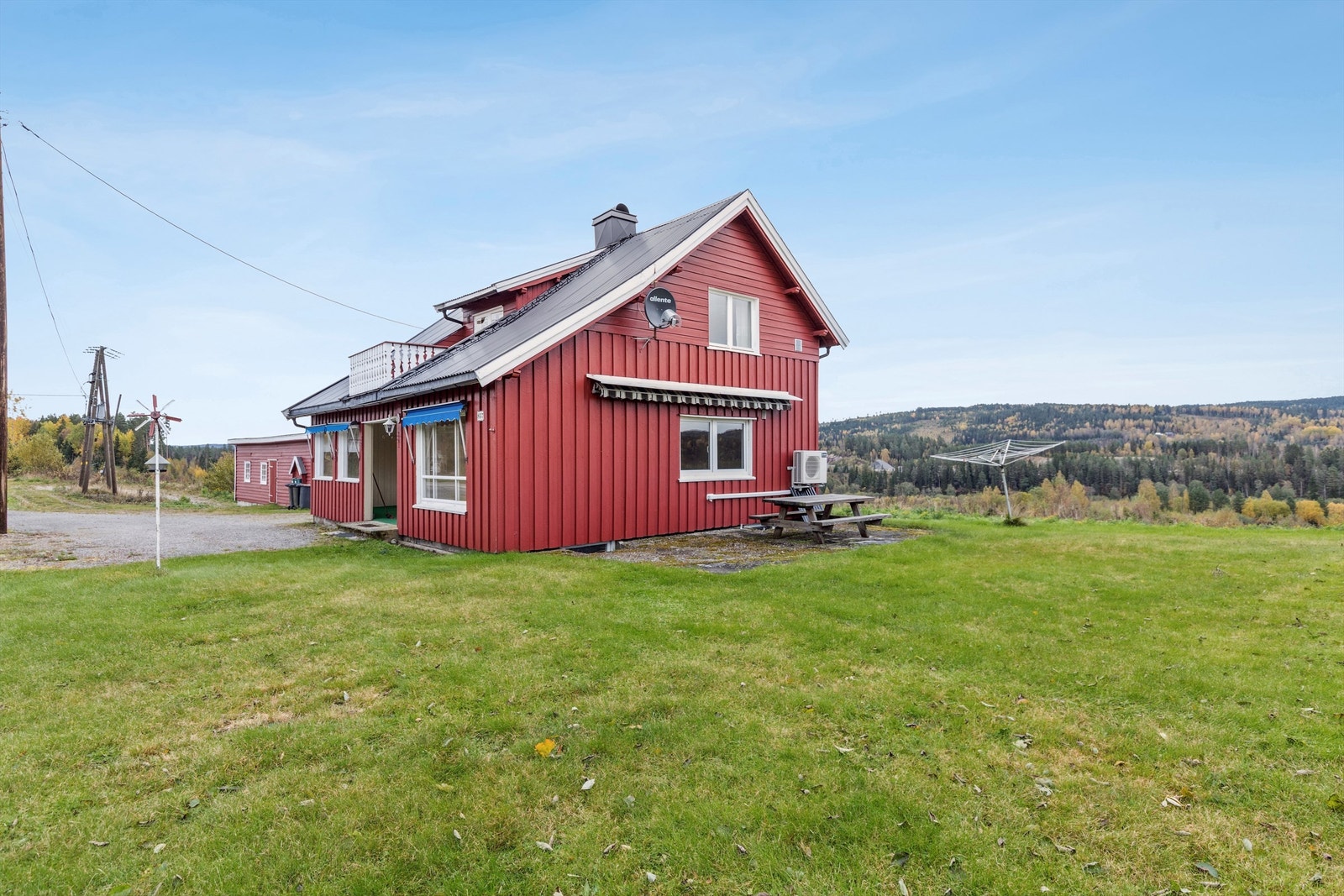 Eiendommen er på ca. 9,4 mål, etablert i 1924, og ligger høyt og fritt til med gode lysforhold og stor hage. Galleribilde