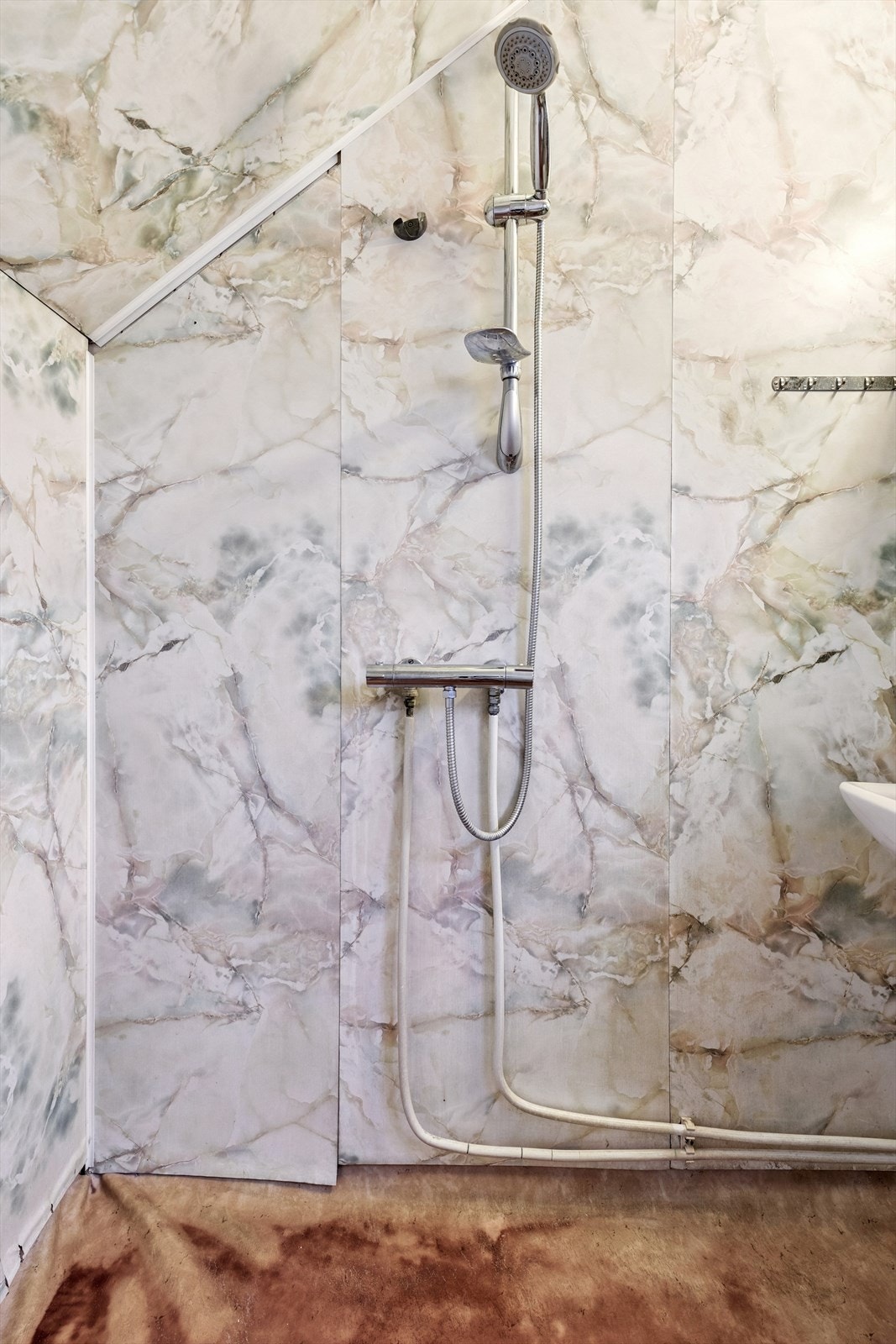 En totalrenovering av badet er nødvendig. Galleribilde