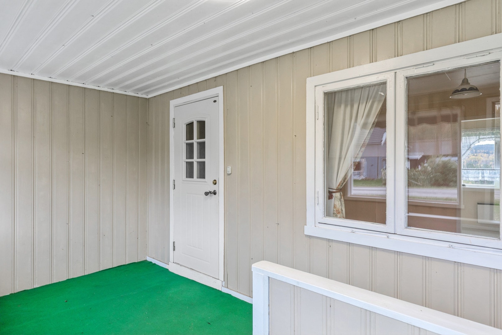 Det innbygde inngangsparti gir en lun velkomst. Herfra er det også utvendig trapp ned til kjelleren. Galleribilde