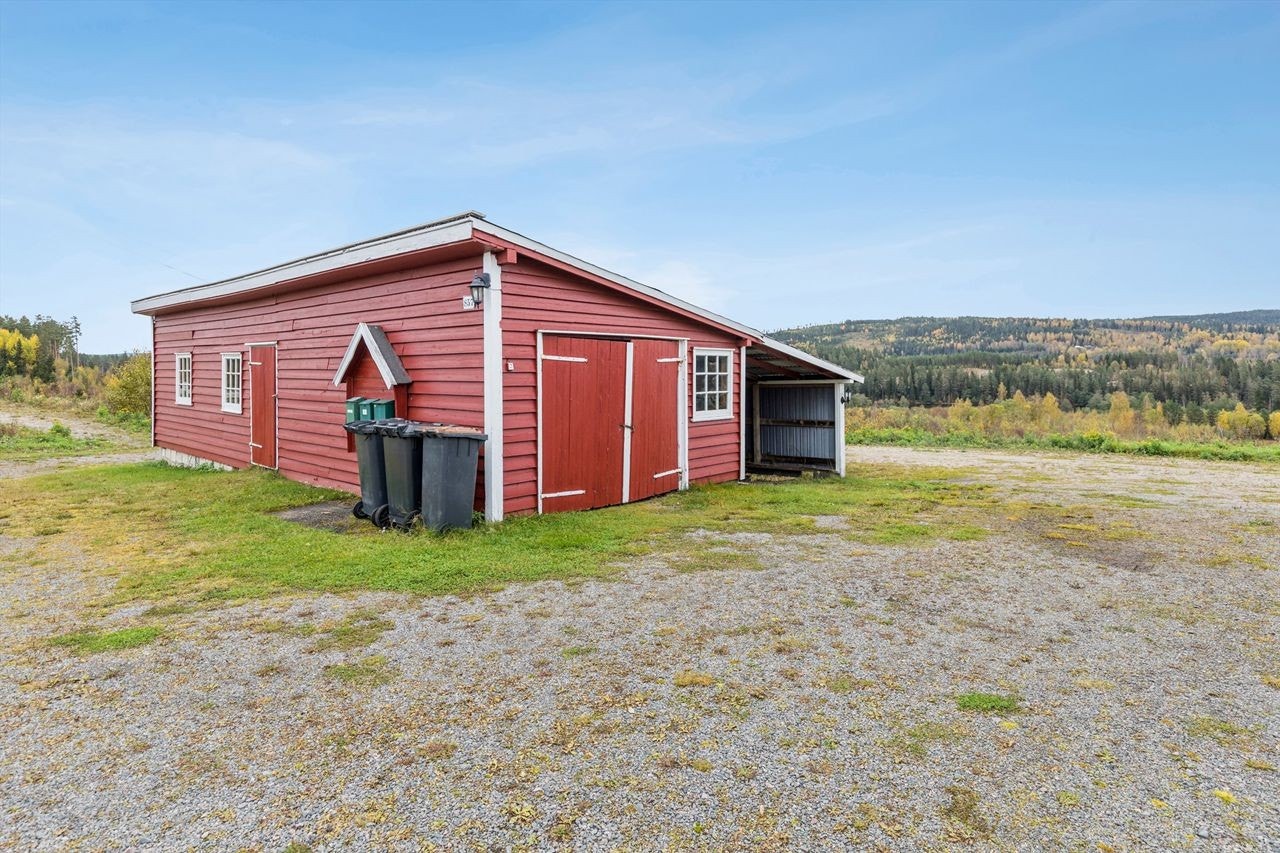 På tomten står et romslig uthus med garasje og god lagringsplass. Carport på ene siden. Galleribilde