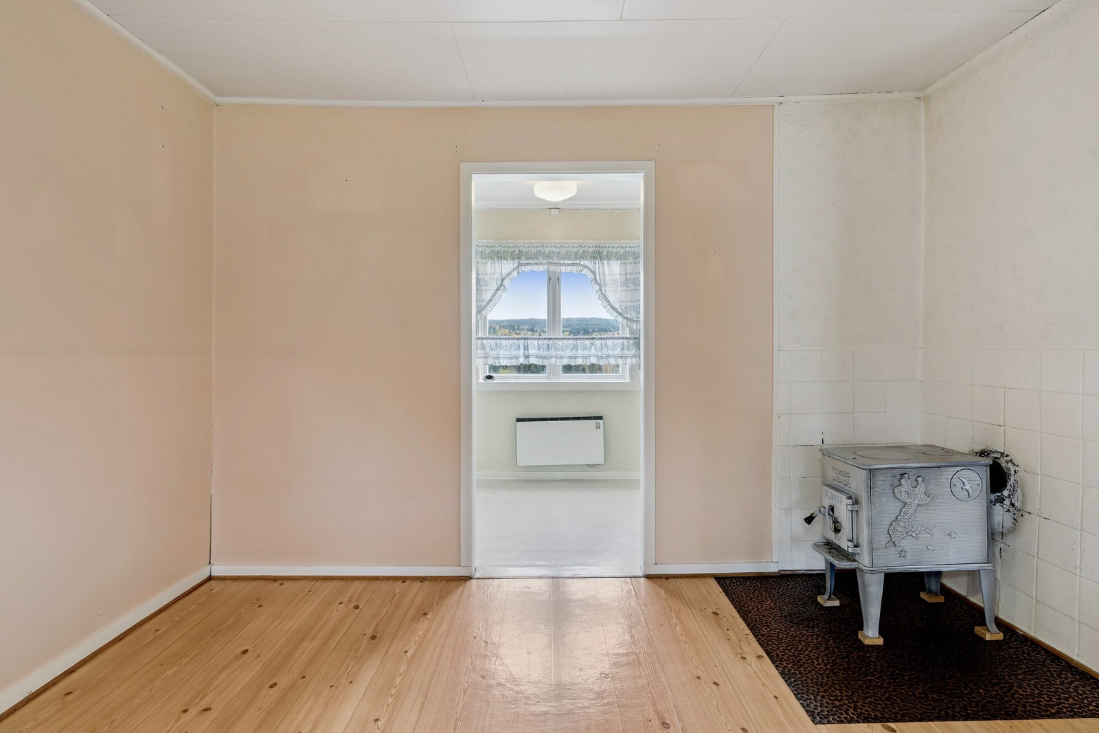 Den dels åpne løsningen gir en fin overgang mellom spisestua og kjøkkenet. Galleribilde