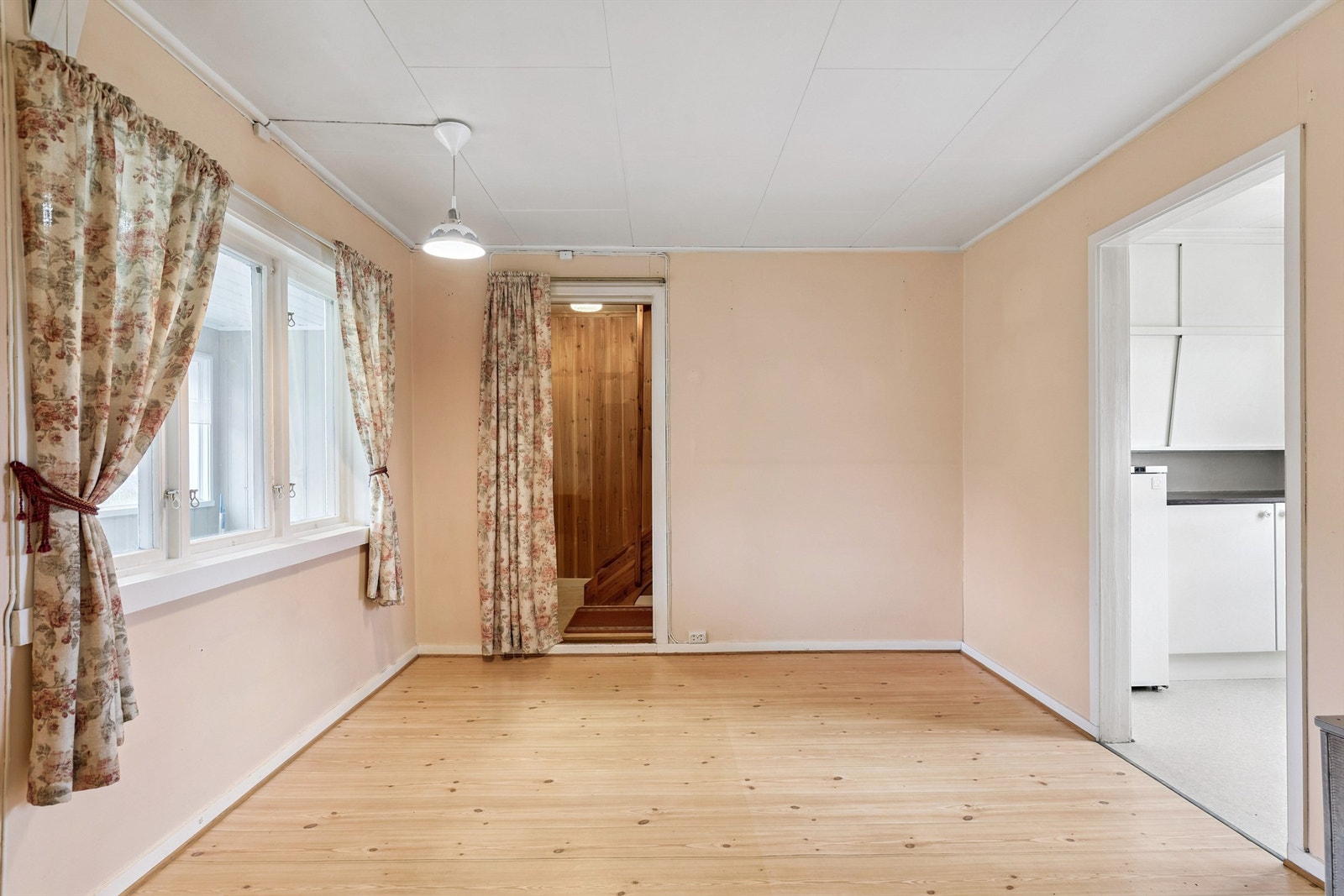 Rommet egner seg ypperlig til spisestue, med sin naturlige tilknytning til kjøkkenet. Galleribilde