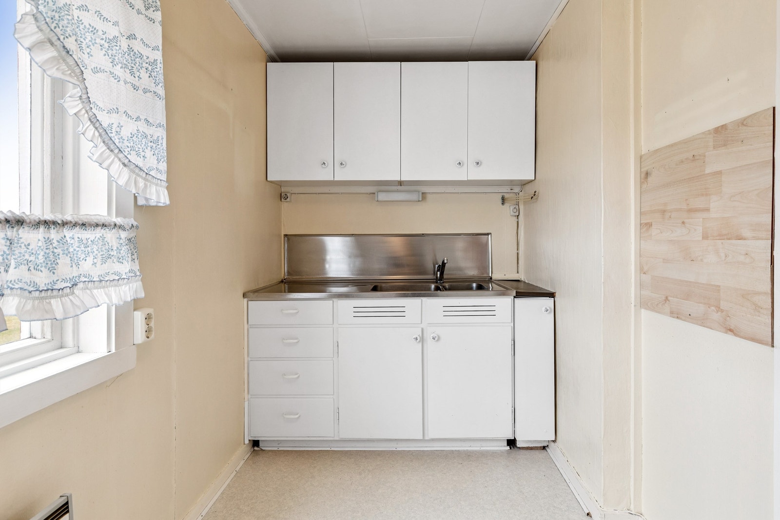 Meget praktisk kjøkkenbenk i rustfritt stål med dobbel kum og god skapplass. Galleribilde