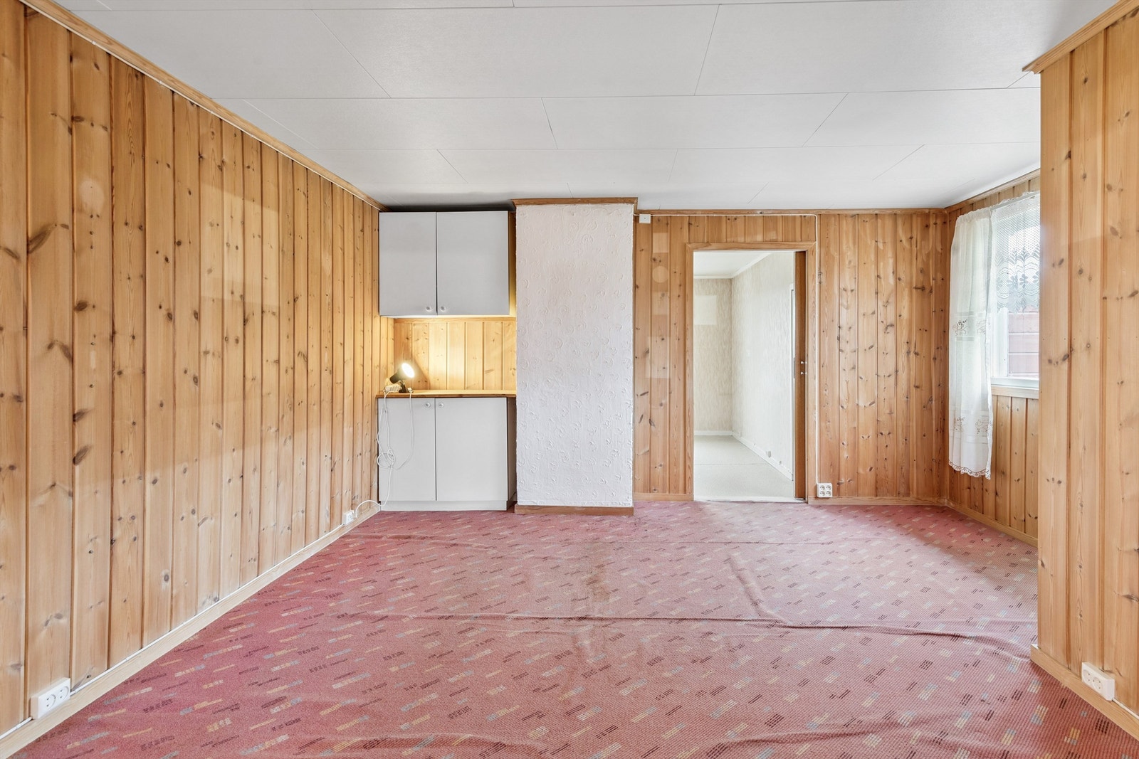 Loftstua er et gjennomgangsrom inn til boligens eneste soverom. Galleribilde