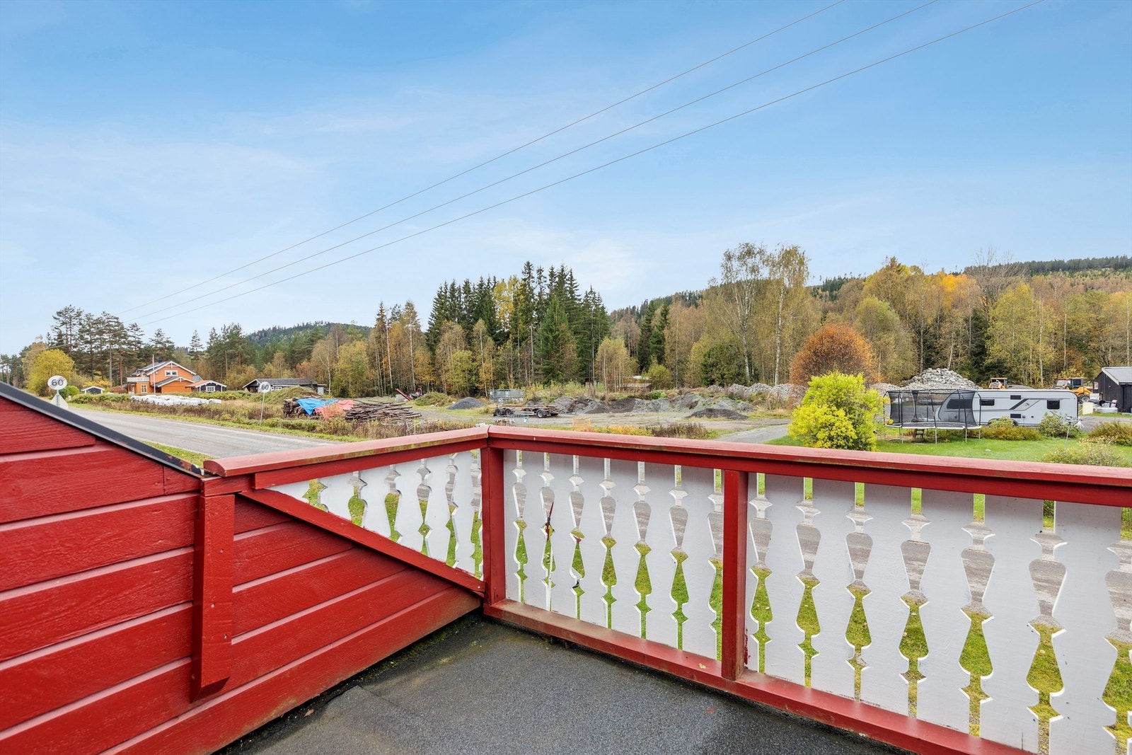 Det er behov for oppgradering av balkongen grunnet påvist råteskade i konstruksjonen, og rekkverk som har løst veggfeste på den ene siden. Galleribilde