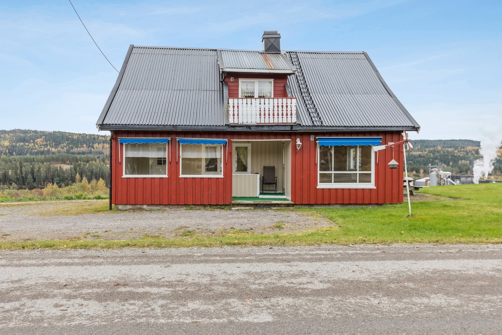 Eneboligen har en klassisk utforming med en innbygget terrasse tilknyttet inngangspartiet. Galleribilde