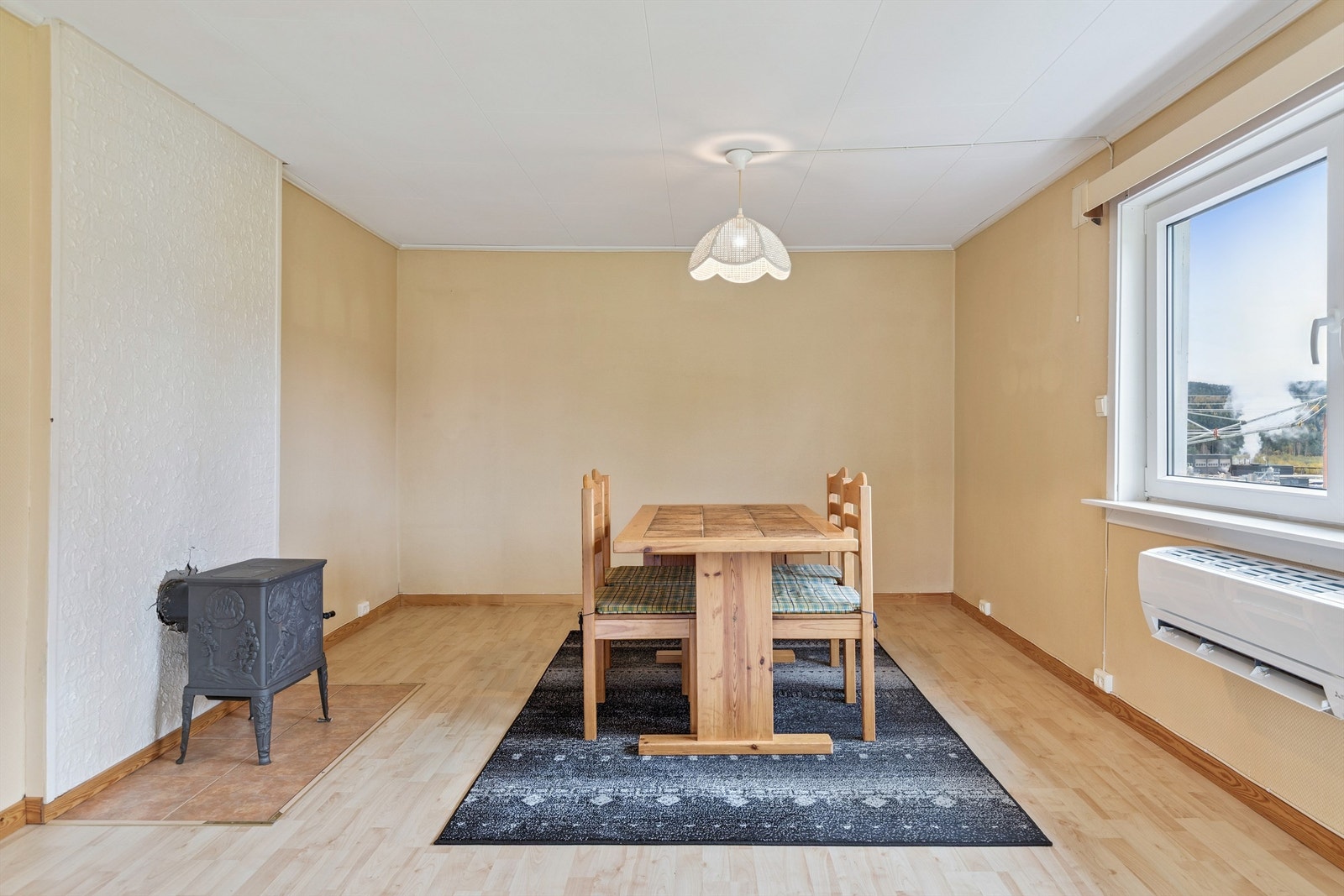 Luft-til-luft-varmepumpe for effektiv oppvarming, som sammen med vedovn gir en hyggelig atmosfære i rommet. Galleribilde