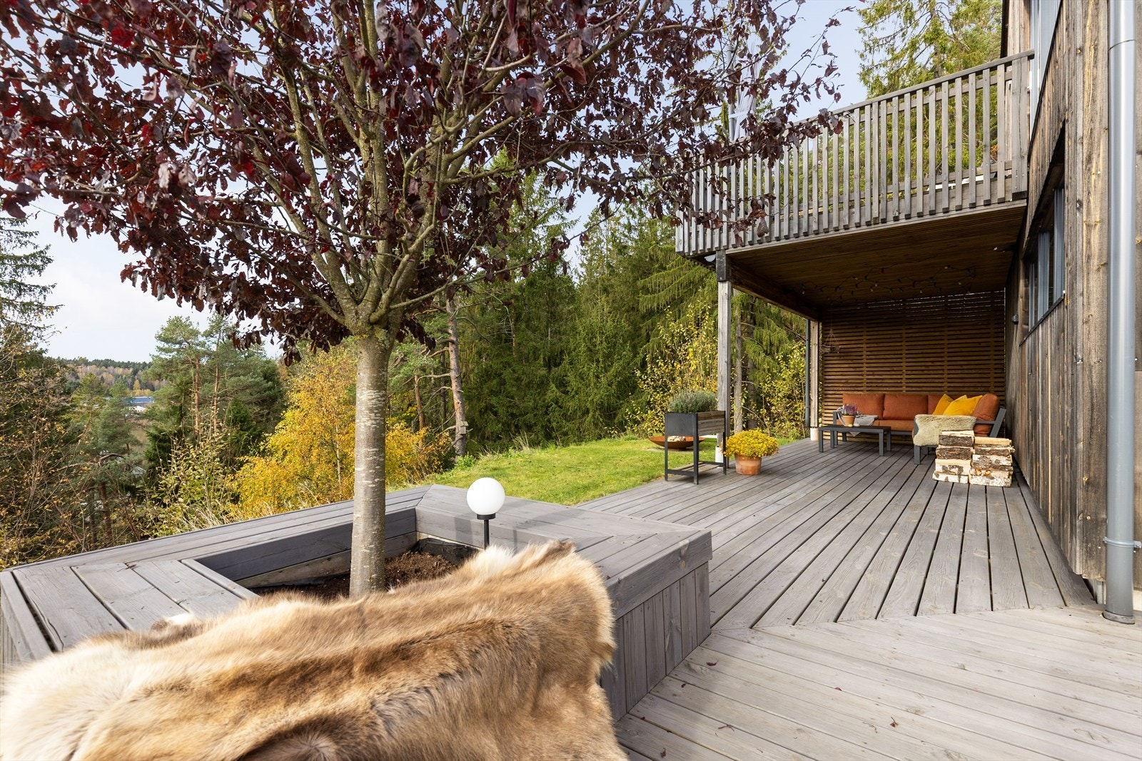 Deler av terrassen mot vest er overbygget i form av veranda ut fra spisestuen i 2. etasje Galleribilde